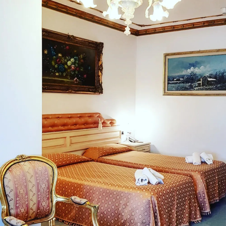 標準四人房，配有大床