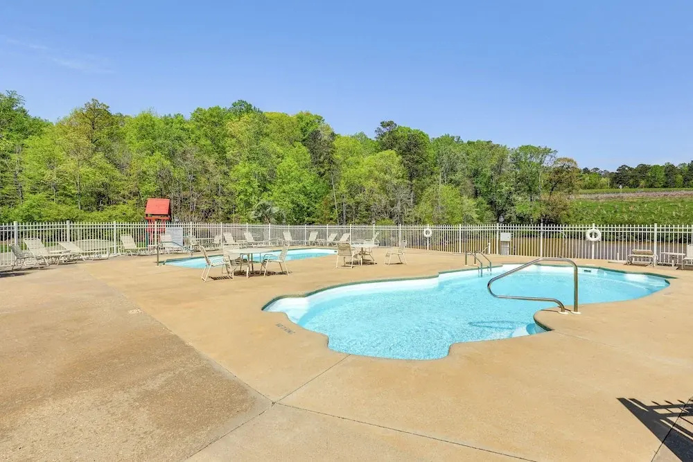 Lake Martin Retreat w/ Deck: 4 Mi to Wind Creek!
