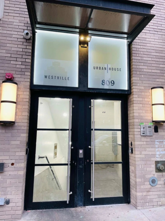 809-5a Gorgeous New 1BR Heart of Midtown