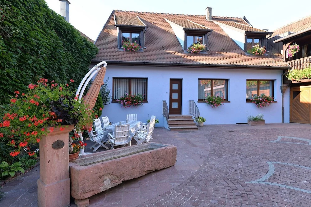 Cottage with courtyard view