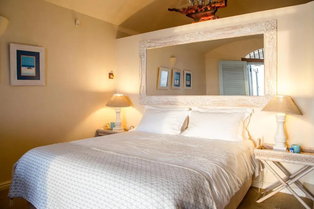 Luxury Double Basement room with sea view (full double bed)