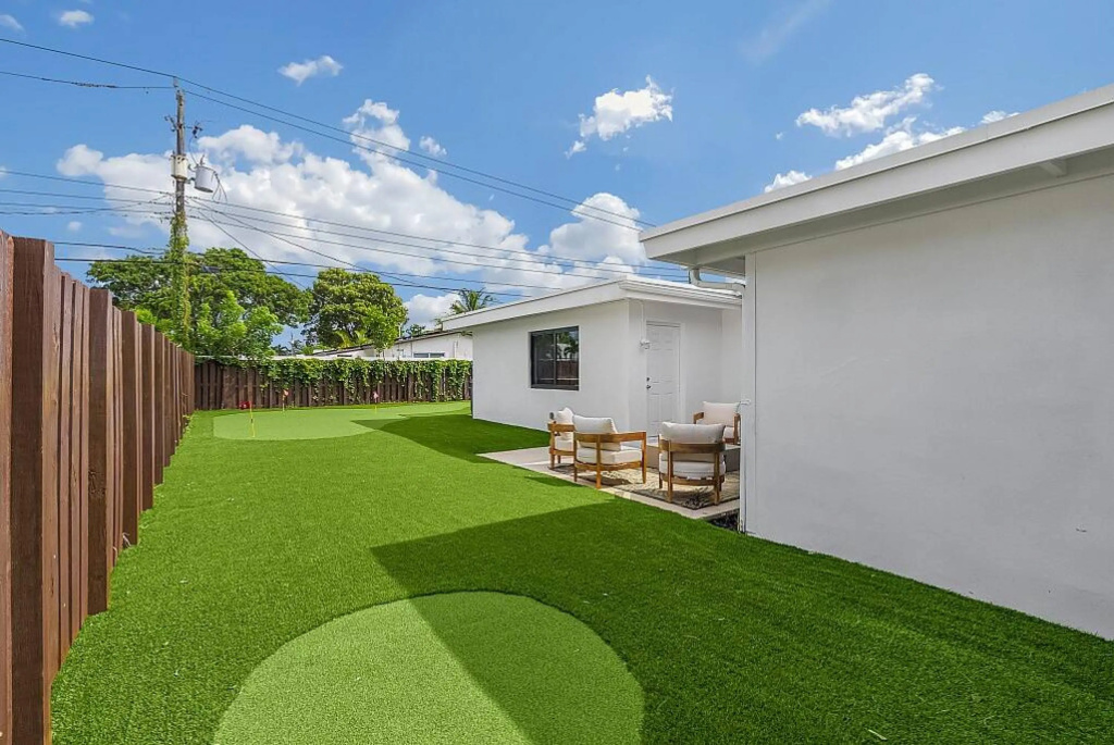 4BR Oasis Pool Putting Green
