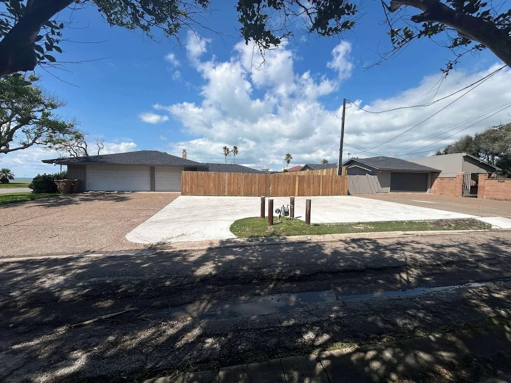 Sleeps 33 - Oceanfront Luxury 2 Pools & 2 Houses
