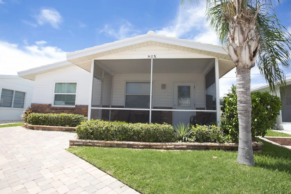 Aloha Kai - Unit 6 2 Bedrooms 1 Bathroom Apts