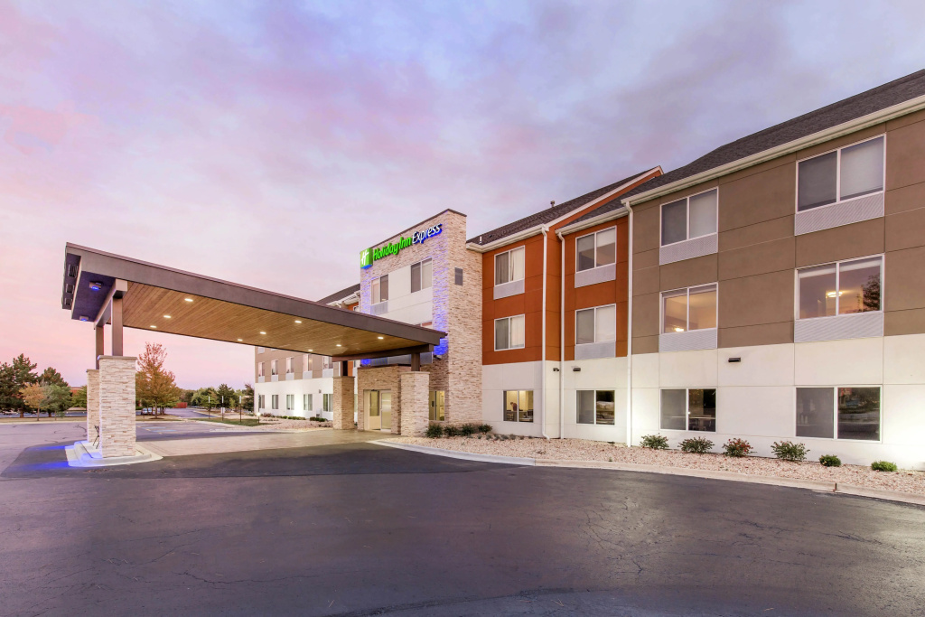 Holiday Inn Express & Suites Chicago West - St Cha