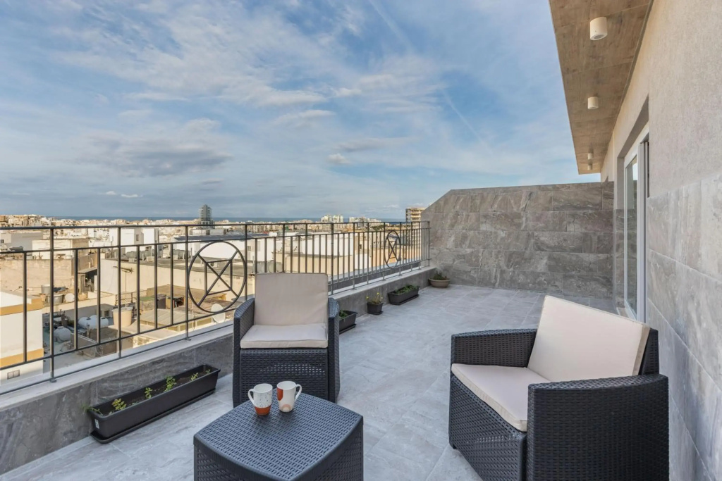 STYLISH 2-Bedroom Penthouses - Terrace with Views