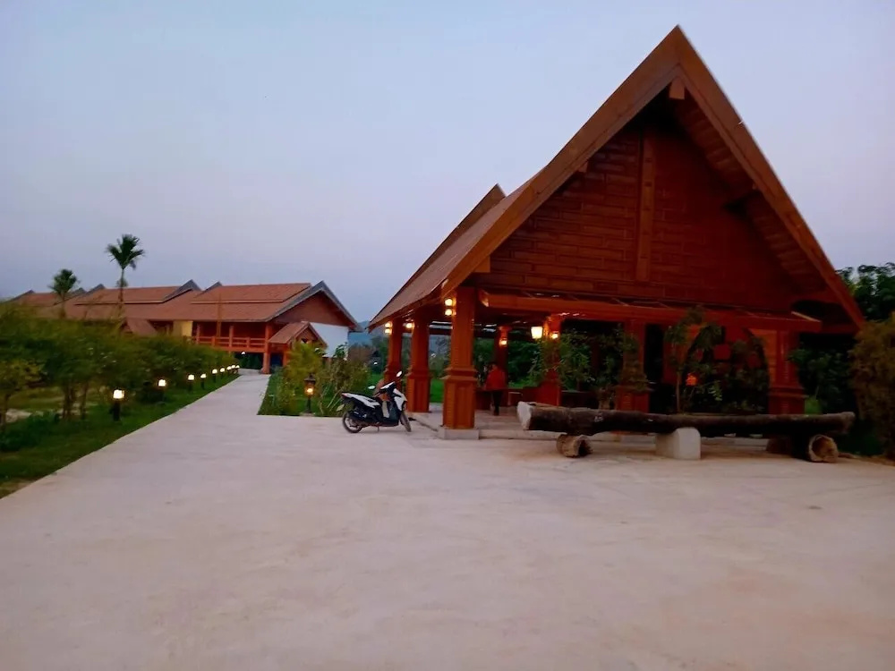 Vang Vieng Romantic Mountain View Resort