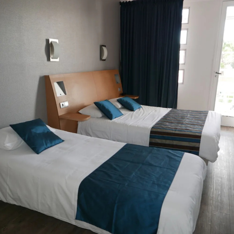Standard Triple room with partial sea view