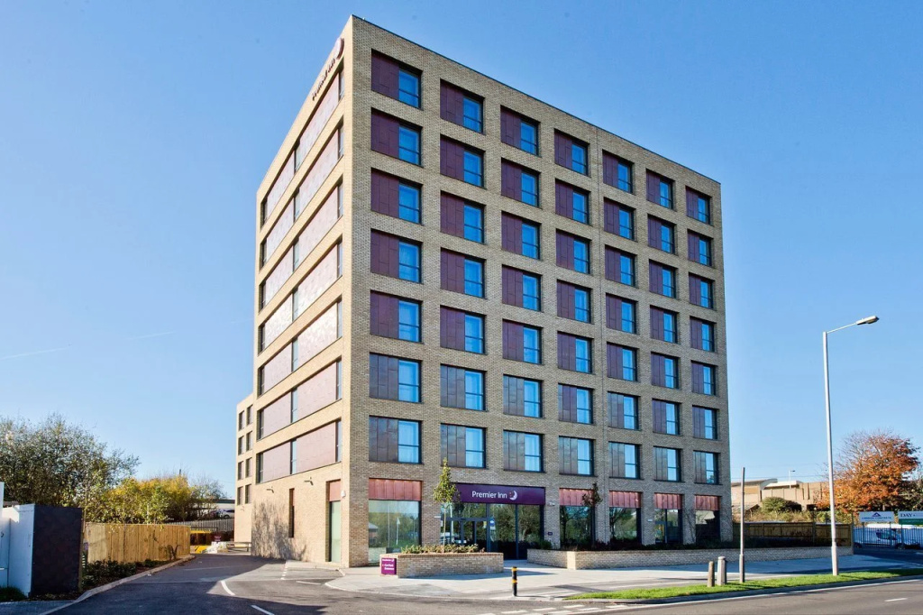 Premier Inn London Tolworth — фото