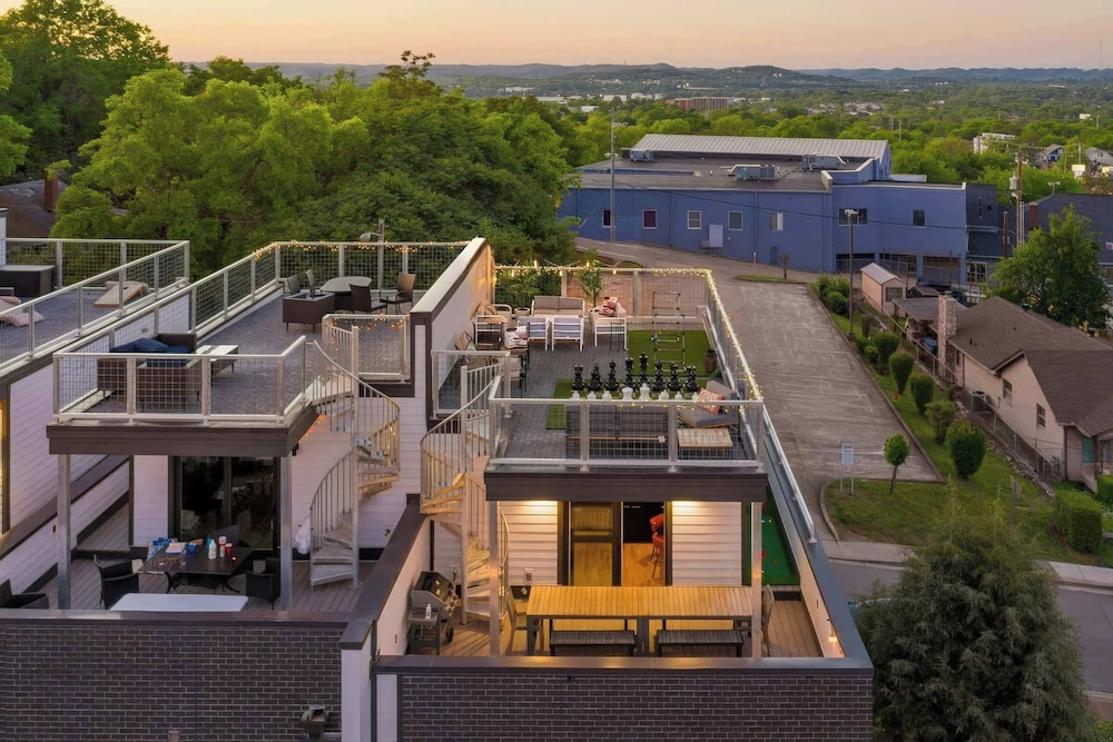 Luxury Retreat - Double Rooftop Deck Game Room