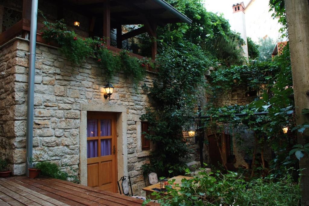 "Kamene priče" rooms, music and food by null