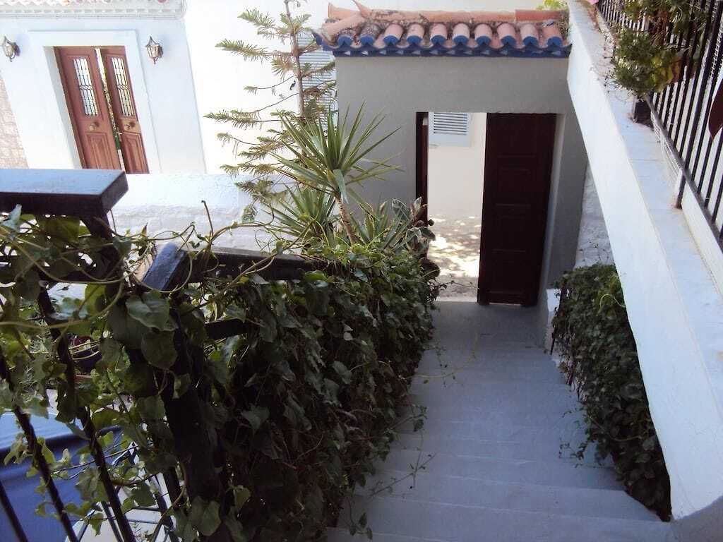 Douskos Guest House by null