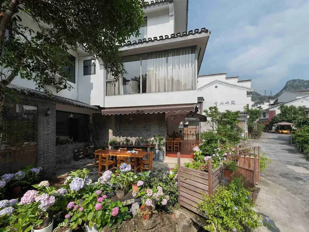 Castle peak yard Inn Guilin