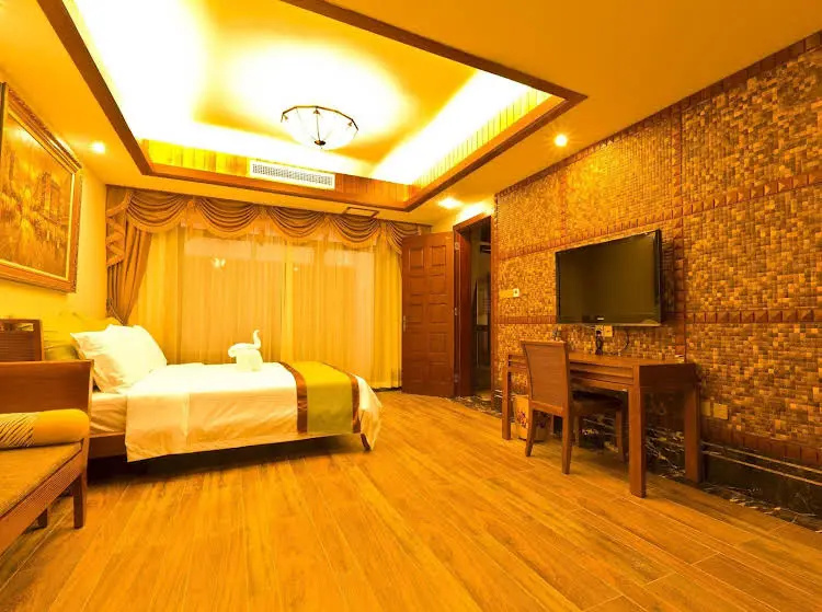 Xinglong Old Banyan Hotel - фото 2