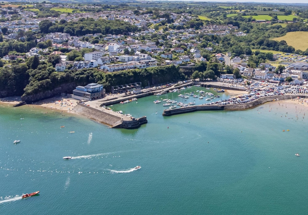 The Bay Apartment - Sea Views Village Centre