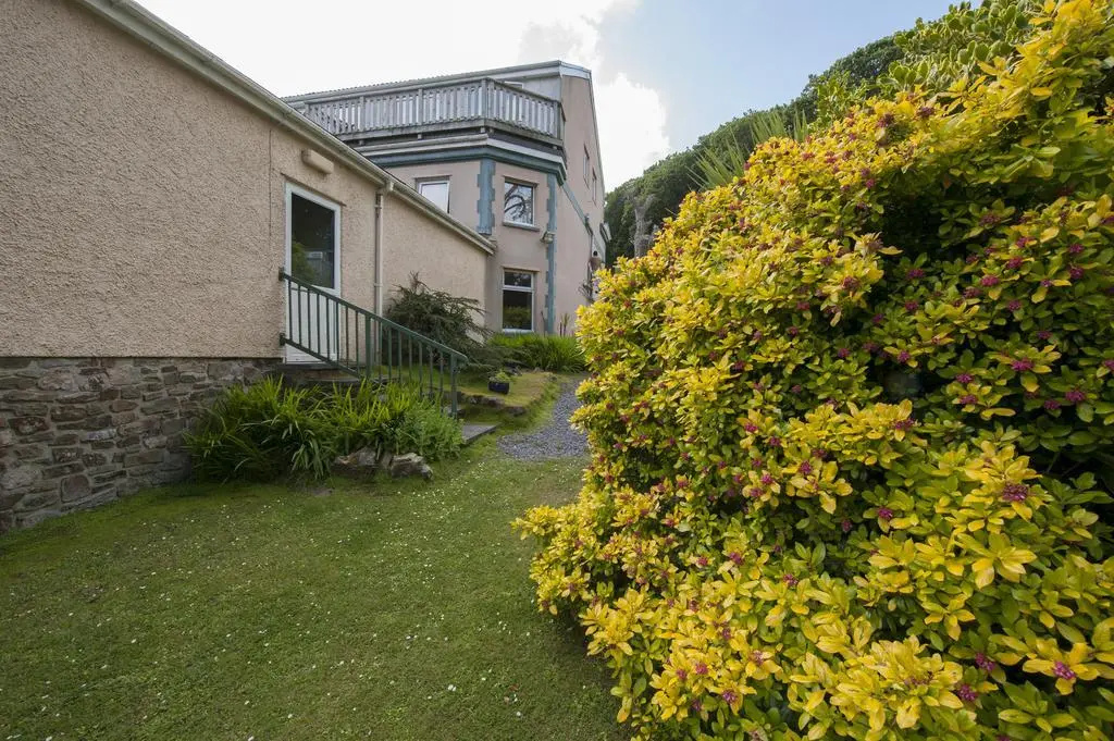 Cwmwennol Country House