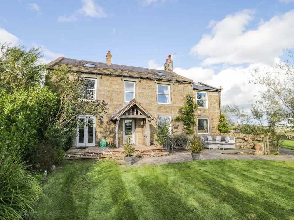 Meagill Farmhouse-hot tub Country