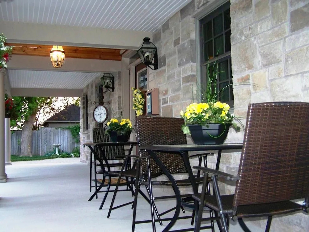 The Porch and Pillow - Général