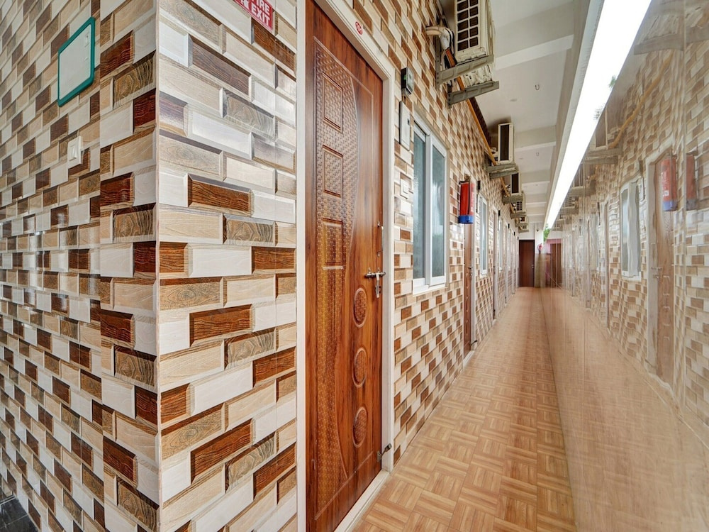 Deluxevrl Residency