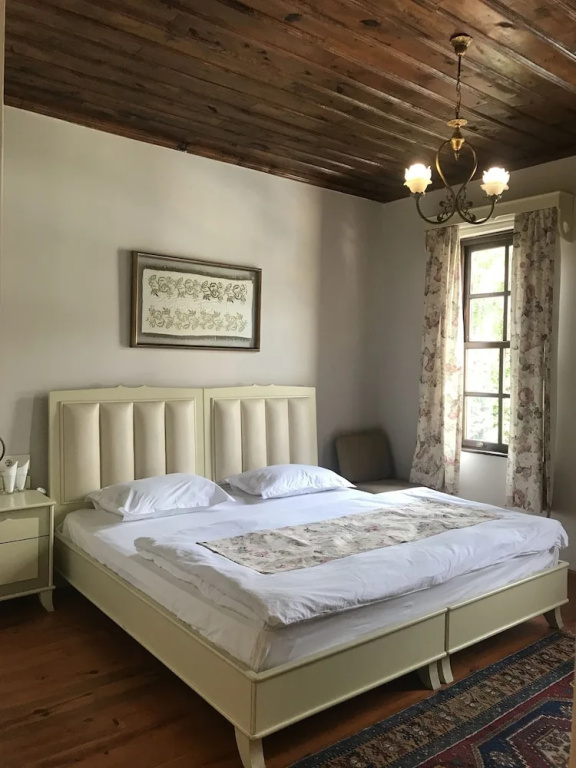 Standard Double room with city view (full double bed)