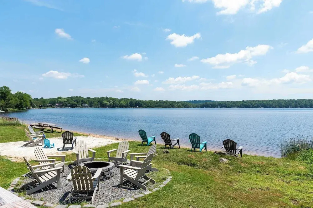 The Lake Life by Avantstay Lakefront + View + Hot Tub