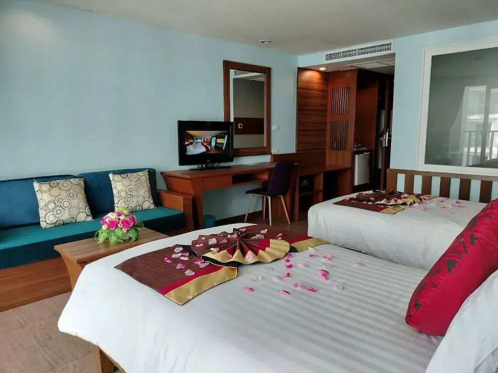 Deluxe Double room with city view (full double bed)