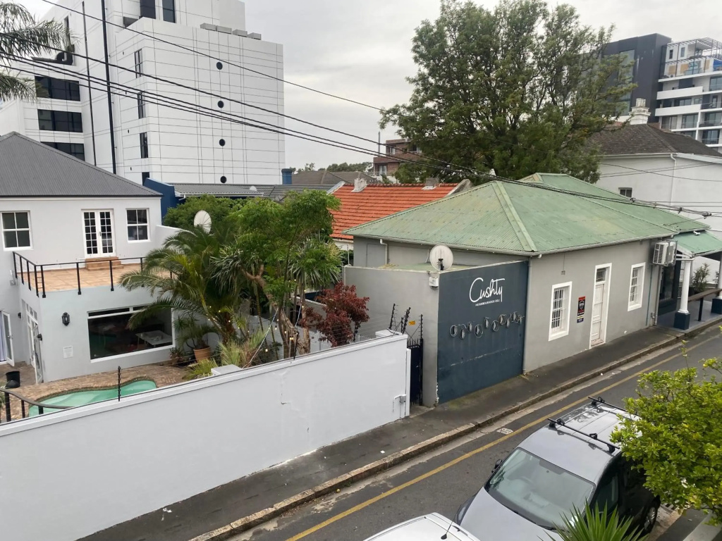 PRIVATE ROOM in Shared Apartment - Centrally Located in Green Point, Cape Town