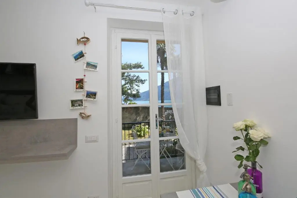 Apartment A lago, private beach and parking