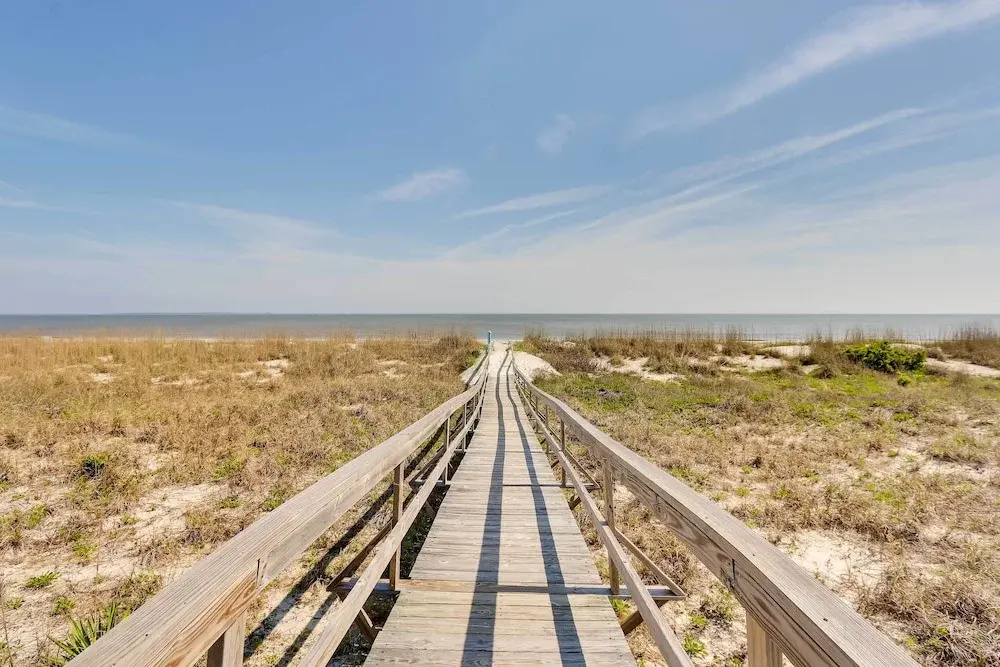 Poolside Fun & Ocean Strolls: Harbor Island Haven!