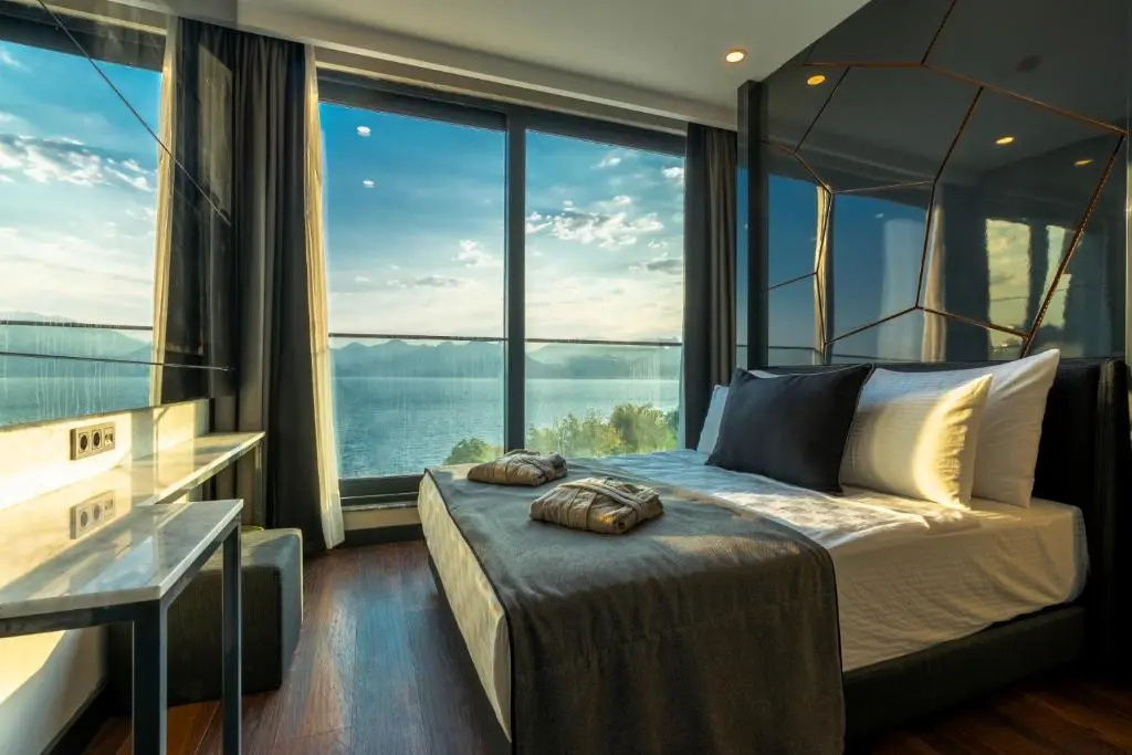 Deluxe Double room with sea view (full double bed)