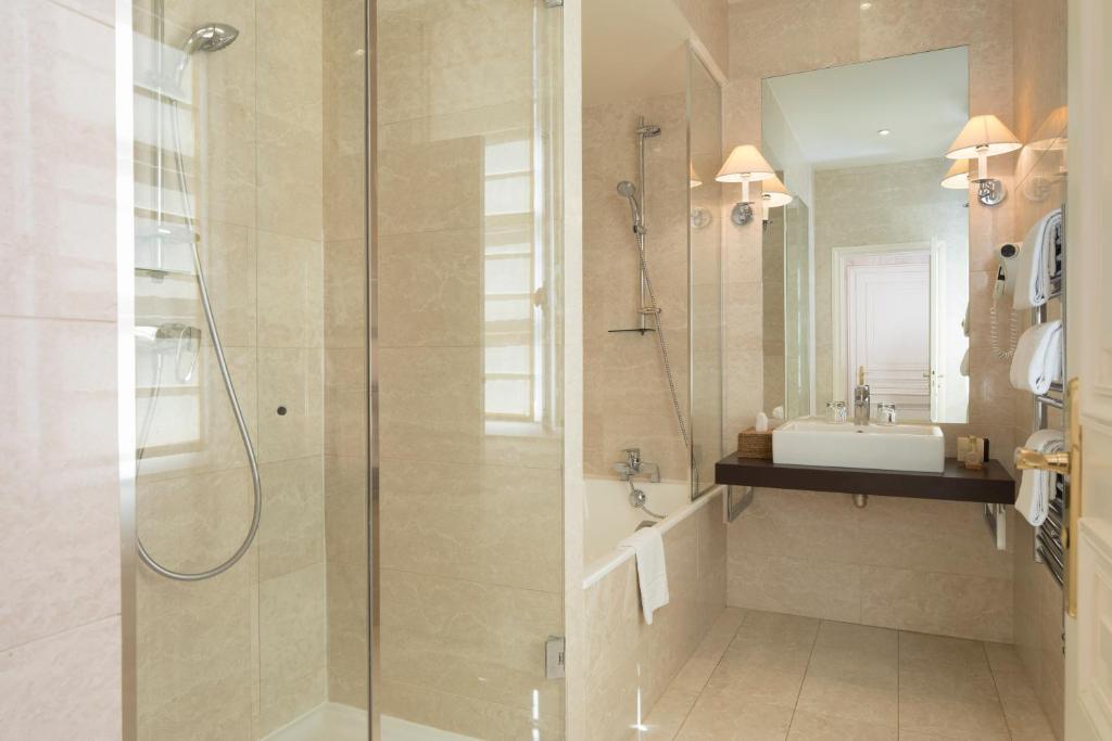 Двухместный номер Prestige двуспальная кровать в Hotel du Danube Saint Germain