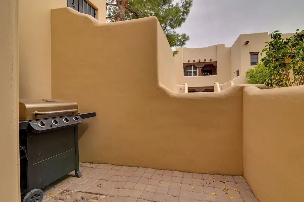 4 Mi to Old Town! Extended Desert Escape w/ Pool