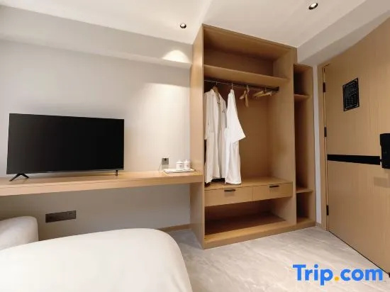 Deluxe Double room (full double bed)