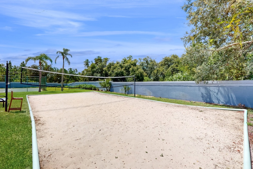 Comfortable Townhome Near Disney With Athletic Courts & Pool Access, Patio, & AC