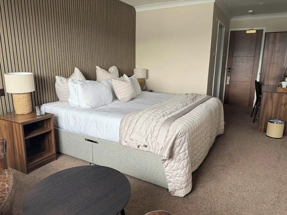 Snug Double room (full double bed)
