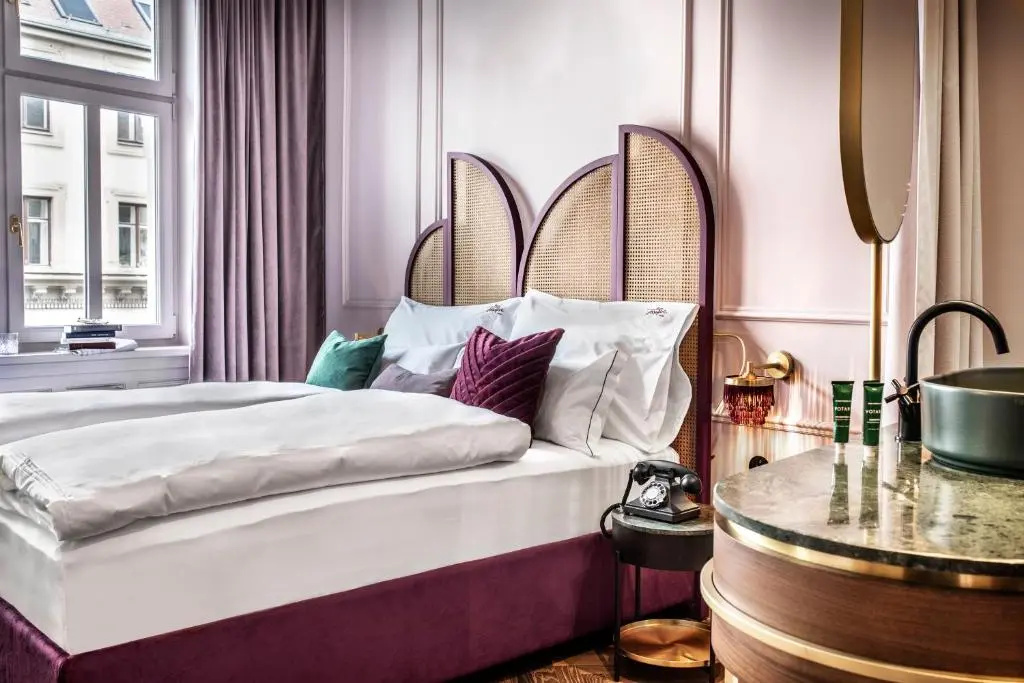 Deluxe Double room (full double bed)