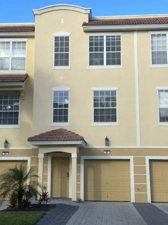 Vista Cay Luxury Serenity. 2 Bedroom Townhouse by RedAwning