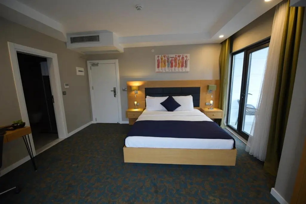 Deluxe Double room with partial sea view (full double bed)