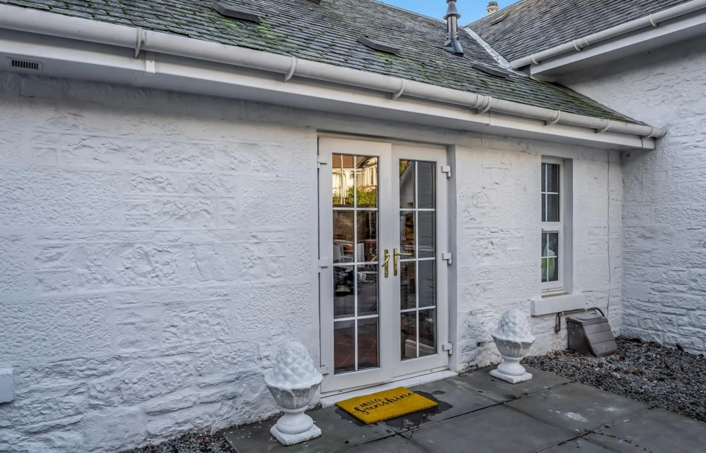 SCOTS-CORNER, Contractor Accommodation, Family Home, 2 Rooms, 4 Single Beds, Easy Access Ring-Road Location, Parking, WiFi, Sleeps 4, Fully Equipped, Great for Families, Tourists, Home from Home, Brilliant Location, Beautiful Sea Views