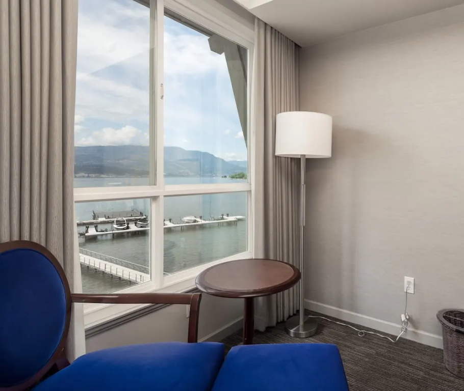 Deluxe Double room with lake view (full double bed)