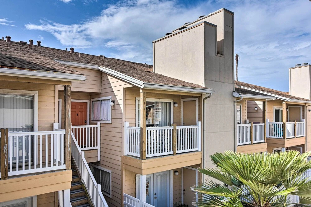 Refreshing Galveston Condo w/ 2 Balconies!
