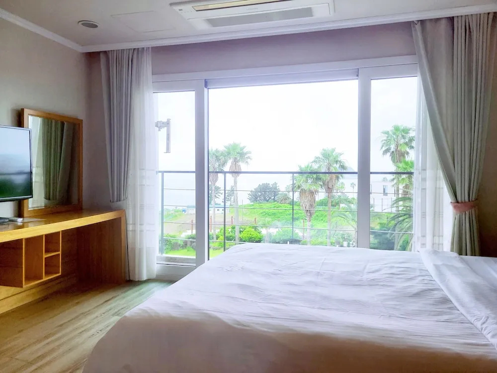 Deluxe Double room with balcony and with ocean view (full double bed)