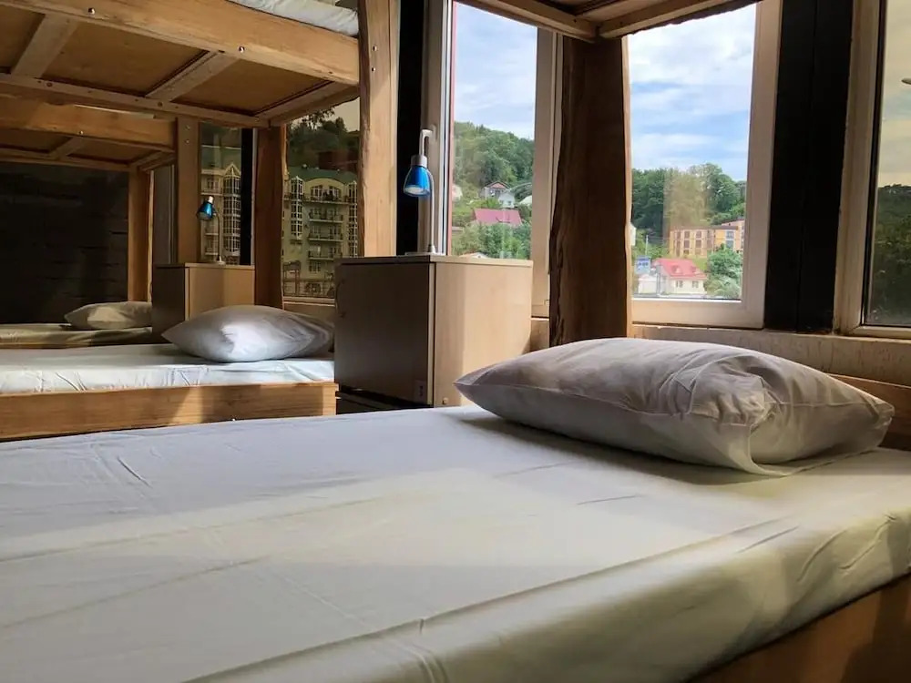 Кровать в общем номере (мужской номер) в Аэропорт