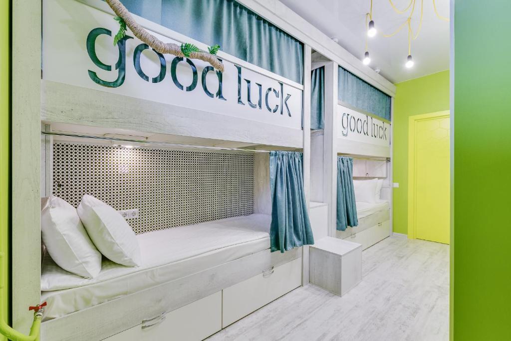 Кровать в общем номере (женский номер) в Good luck