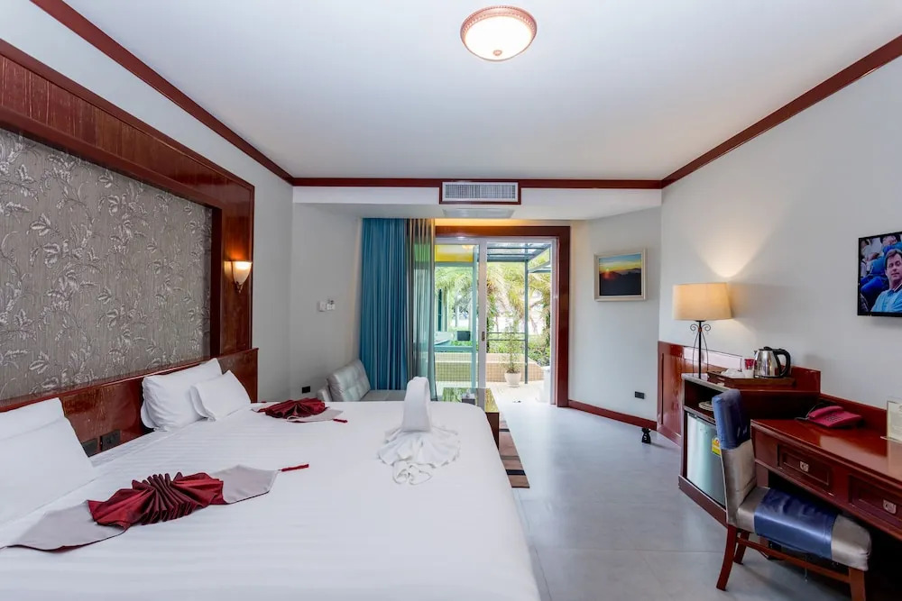 Полулюкс с видом на бассейн в Erawan Hotel