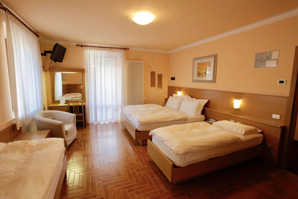 Standard Quadruple room with balcony and with mountain view