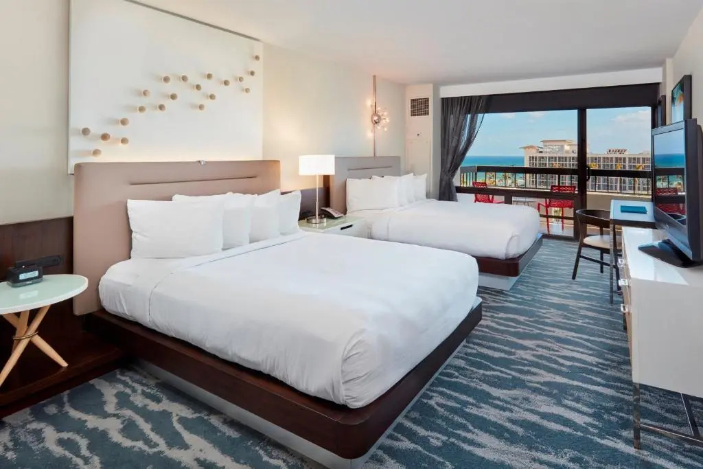 Standard Quadruple room with balcony and with partial ocean view