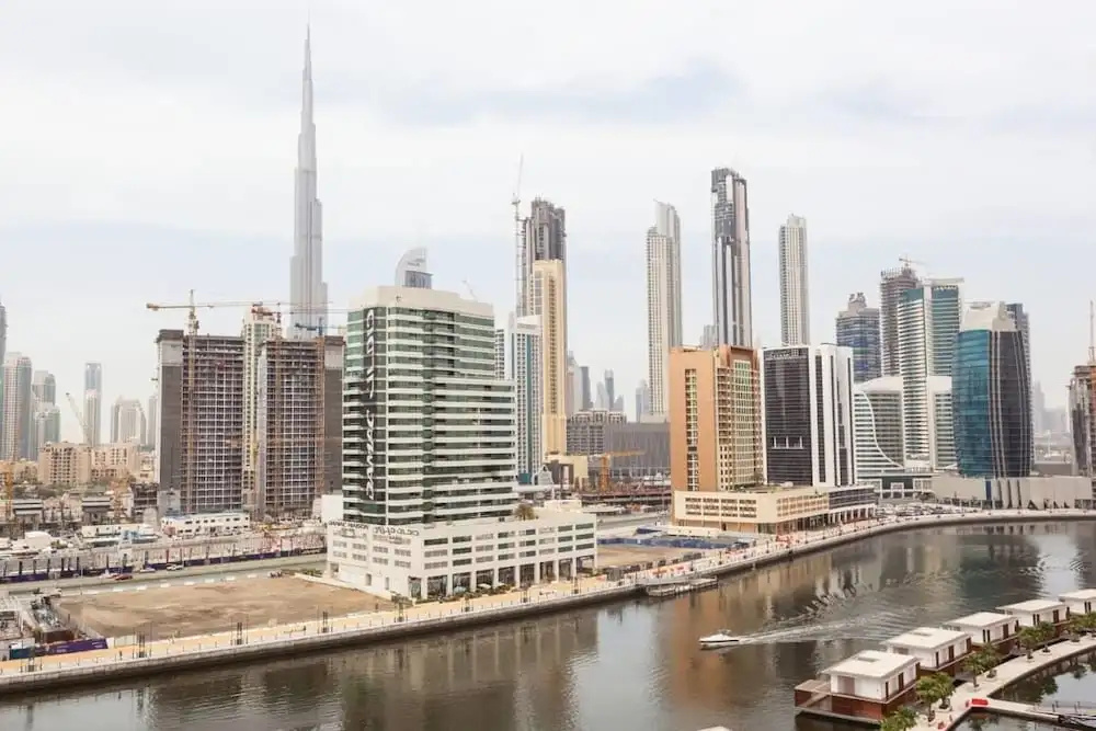 Canal Views Spacious Apartment in Business Bay