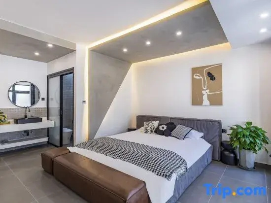 Deluxe Double room (full double bed)