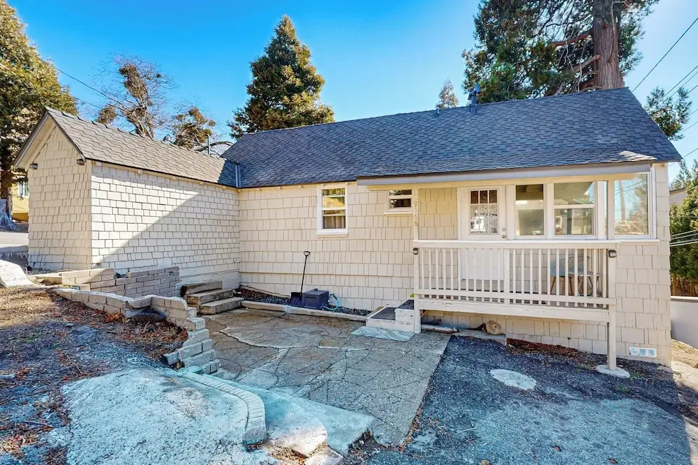 Relaxing Retreat w/ Deck, 1 Mi to Lake Arrowhead!
